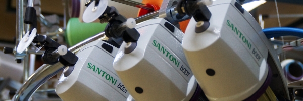 Dal 1988 Santoni si è specializzata nella realizzazione di macchine elettroniche circolari monoe doppia fornitura per la produzione, di abbigliamento seamless